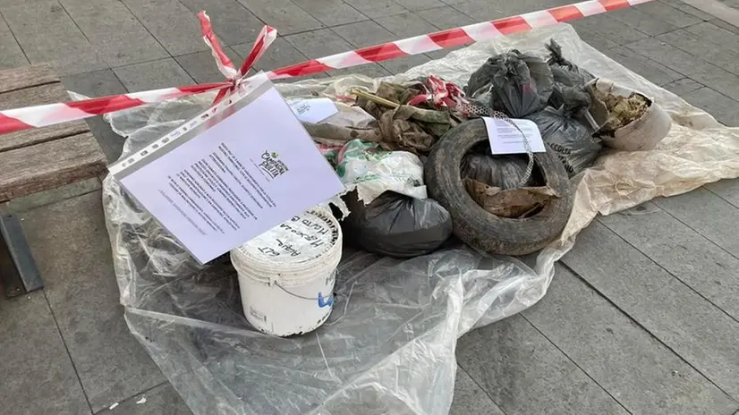 I rifiuti e la lettera lasciati fuori dal Comune di Dello