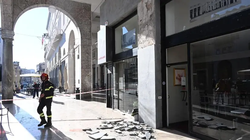 La lastra staccata dai portici di piazza Vittoria