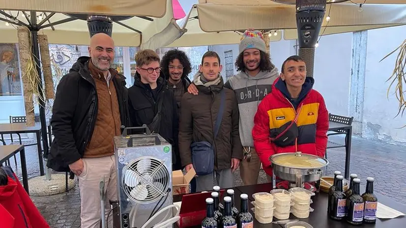 Iyas Ashkar, titolare del ristorante, con i ragazzi dell'associazione Aole - © www.giornaledibrescia.it