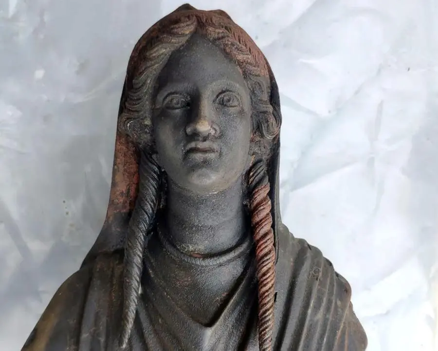 Le 24 statue di bronzo riscoperte durante gli scavi a San Casciano