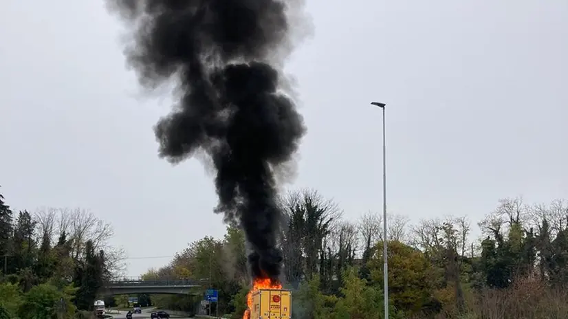 Un furgone dell'Esselunga ha preso fuoco sulla provinciale 573 di Palazzolo