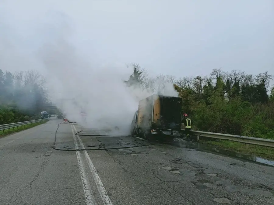Un furgone dell'Esselunga ha preso fuoco sulla provinciale 573 di Palazzolo