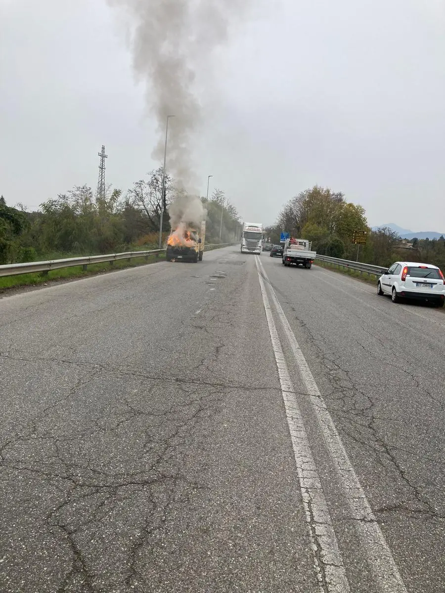 Un furgone dell'Esselunga ha preso fuoco sulla provinciale 573 di Palazzolo