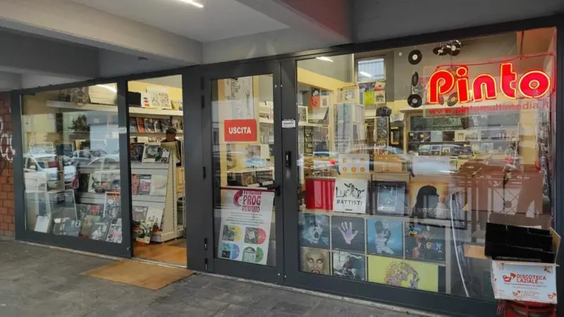 Pinto dischi in via Montello 59 a Brescia