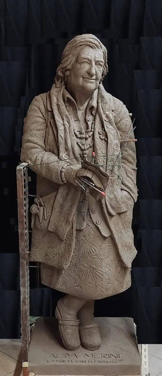 La statua di Alda Merini in argilla, pronta per andare in fonderia