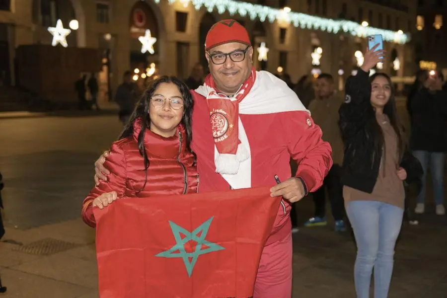 Tifosi marocchini festeggiano in piazza Vittoria per la partita in Qatar