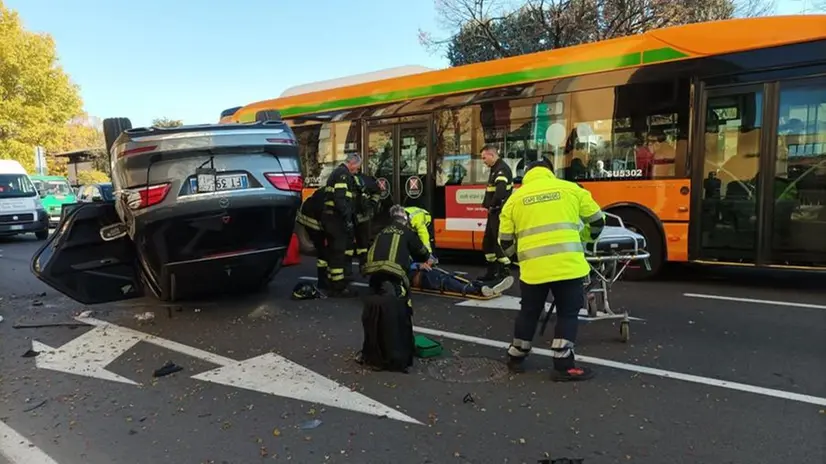 L'auto si è ribaltata in via Tartaglia a Brescia