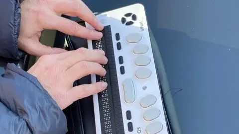 La barra elettronica in braille sostituisce le mappe - © www.giornaledibrescia.it