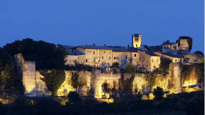 Il castello di Pozzolengo illuminato - © www.giornaledibrescia.it