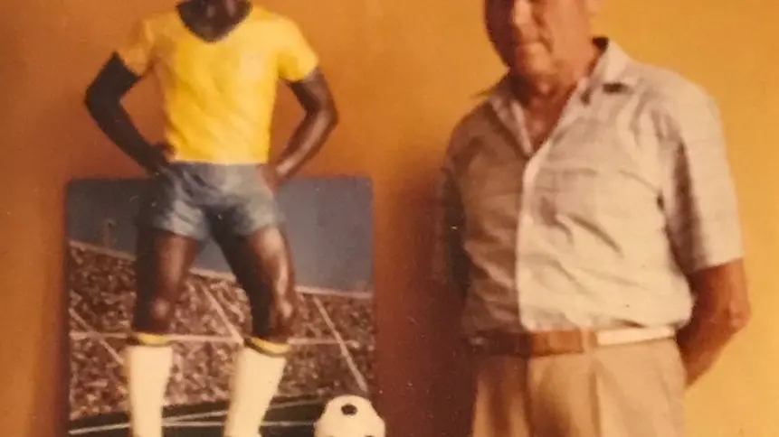 Pietro Gandaglia con la scultura di Pelé - © www.giornaledibrescia.it