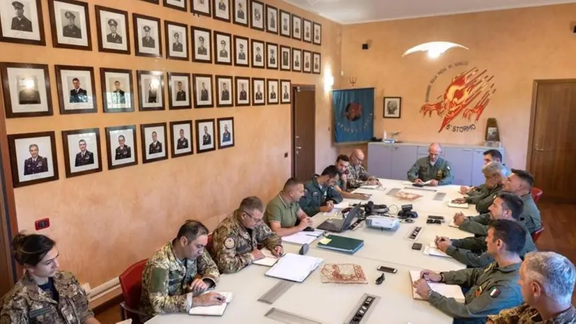 Al lavoro. Il comandante col. Laicata in riunione con i suoi collaboratori