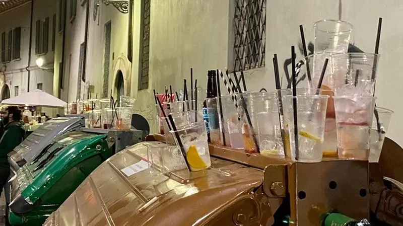 I bicchieri abbandonati vuoti nelle notti del week end - © www.giornaledibrescia.it