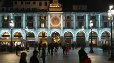 Piazza Loggia illuminata dalle luci di Natale -  © www.giornaledibrescia.it