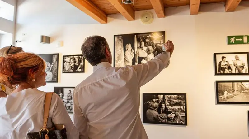 Visitatori alla mostra «La voce delle mani» - Foto Pecoraro