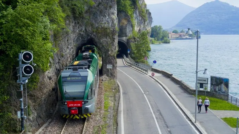 Un treno della linea Brescia-Iseo-Edolo - © www.giornaledibrescia.it