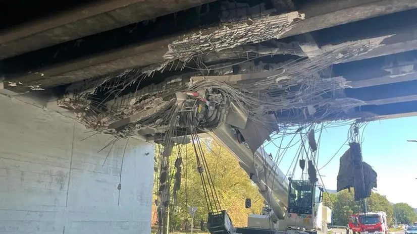 L'autogrù rimasta incastrata sotto il viadotto di via Volturno - © www.giornaledibrescia.it