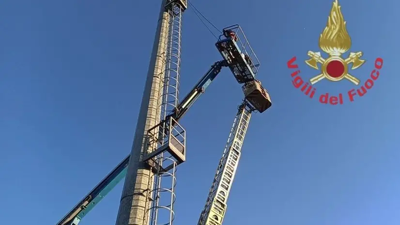 La piattaforma aerea su cui lavoravano i tre operai - Foto © www.giornaledibrescia.it