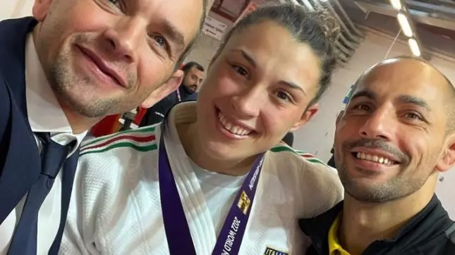 Bellandi tra il responsabile dell’Italia femminile di judo  Bruyere (a sinistra) e il tecnico Ciano -  © www.giornaledibrescia.it