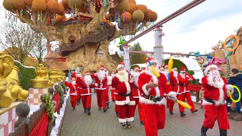 La sfilata dei Babbo Natale a Gardaland - © www.giornaledibrescia.it