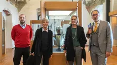 Il conservatore Merlo, la vicesindaca Castelletti, Bazoli e Karadjov di BsMusei con il corsaletto - © www.giornaledibrescia.it