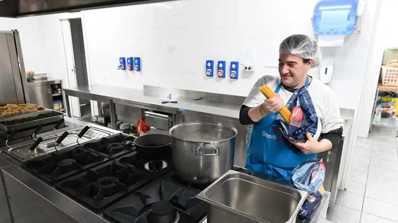 Un volontario prepara la cena alla San Vincenzo - Foto Gabriele Strada/Neg © www.giornaledibrescia.it