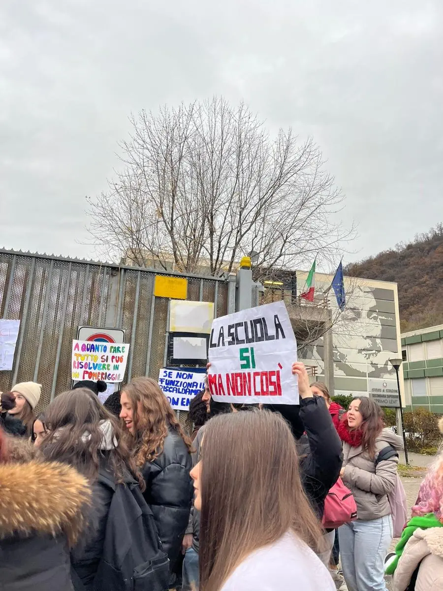 La protesta per il freddo degli studenti del Primo Levi di Sarezzo