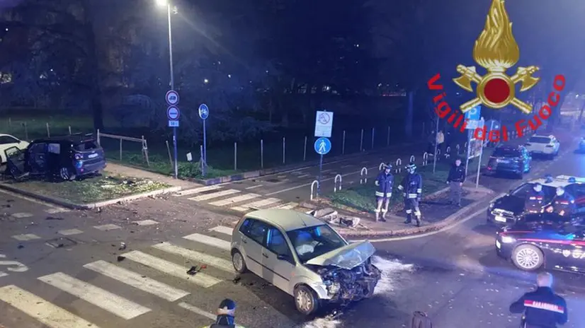 Inseguimento e schianto in città, tre i feriti