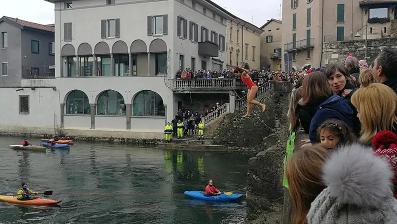 Uno dei tuffi «solidali» nelle acque freddissime del fiume Oglio - © www.giornaledibrescia.it