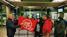 Gli attivista di «Stop sfratti» - Foto © www.giornaledibrescia.it