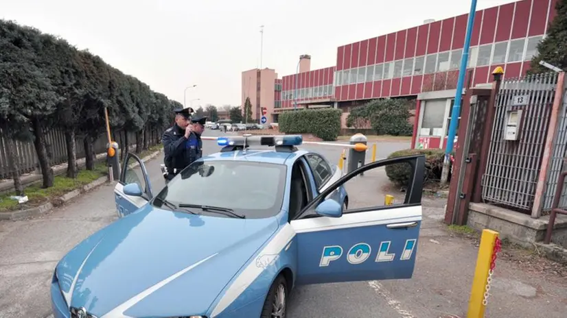 La Polizia davanti al centro operativo delle Poste di via Dalmazia - © www.giornaledibrescia.it