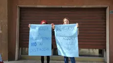 «Diritti per tutti» ha organizzato una protesta per opporsi alla «politica del distacco» - Foto © www.giornaledibrescia.it