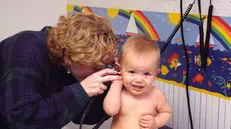 Un bimbo visitato dalla pediatra