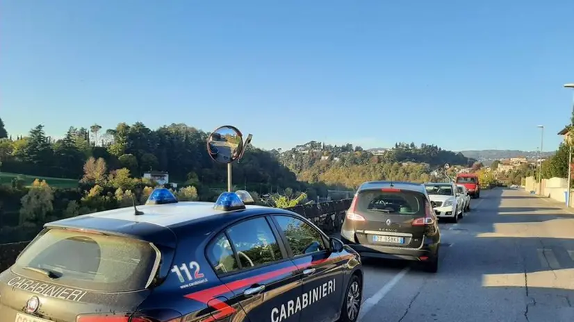 I carabinieri lungo la via Manzoni, a Sarnico, teatro della tragedia - Foto da Ecodibergamo.it