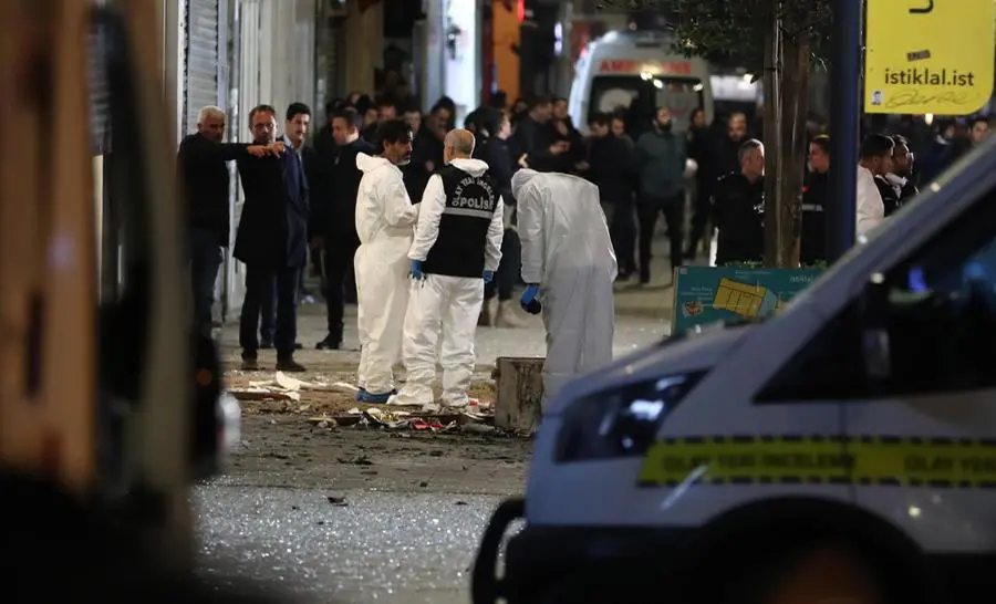 Le indagini dopo l'esplosione nel centro di Istanbul