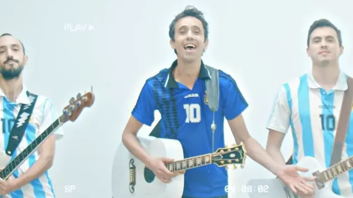 Juan Antonio (al centro) e i «Francia 98» con la maglia dell’Argentina