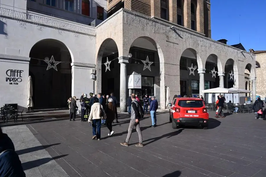 La lastra staccata dai portici di piazza Vittoria