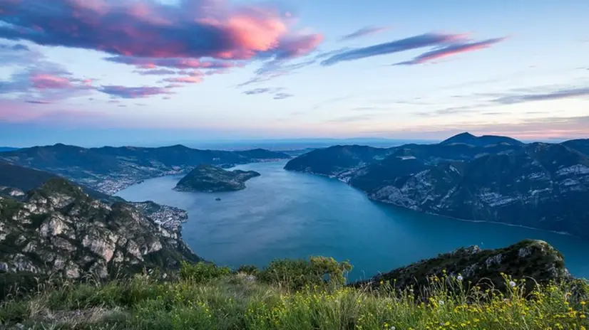 Il lago d'Iseo, tramonto dalla Corna dei Trentapassi - Foto tratta da Zoom, autore Dario Bonzi