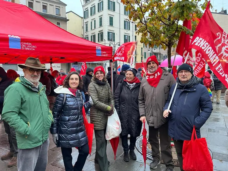 Lavoratori e sindacati in largo Formentone per dire no alla Manovra