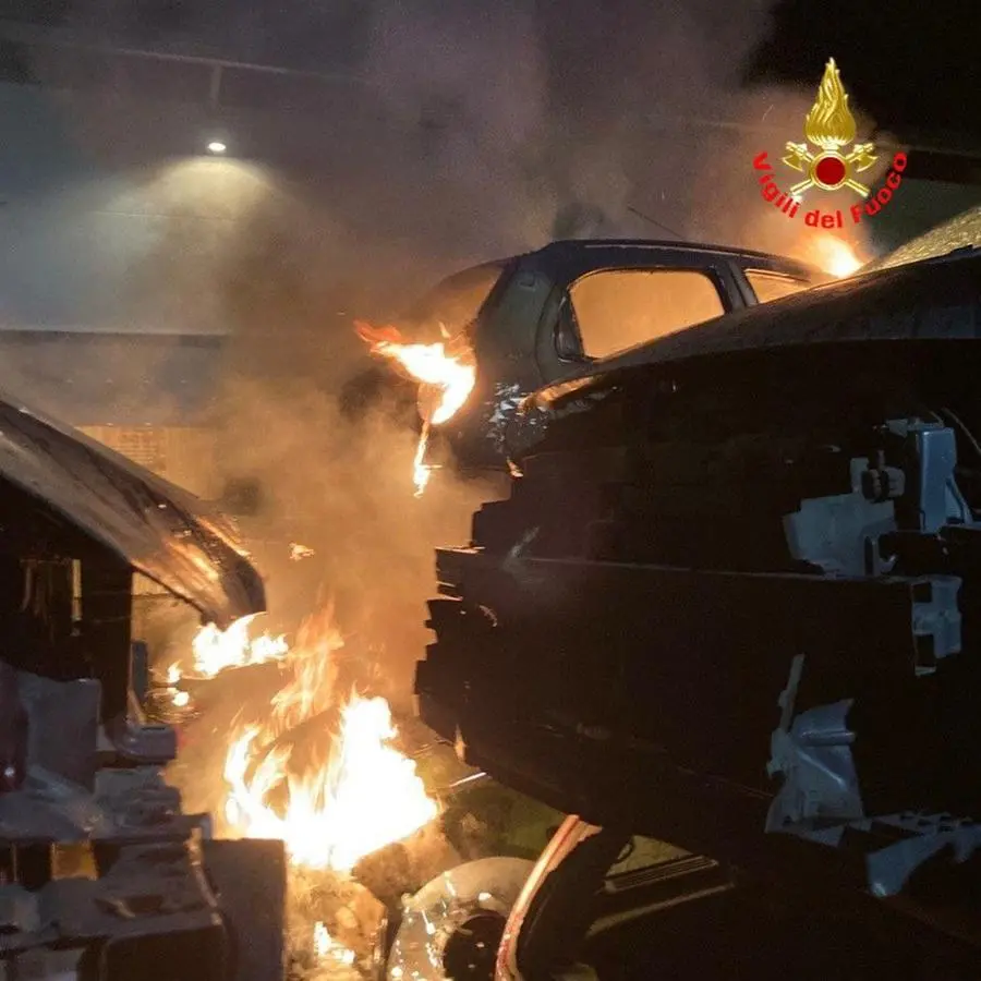 Le auto coinvolte nell'incendio all'autodemolizione di Capriolo