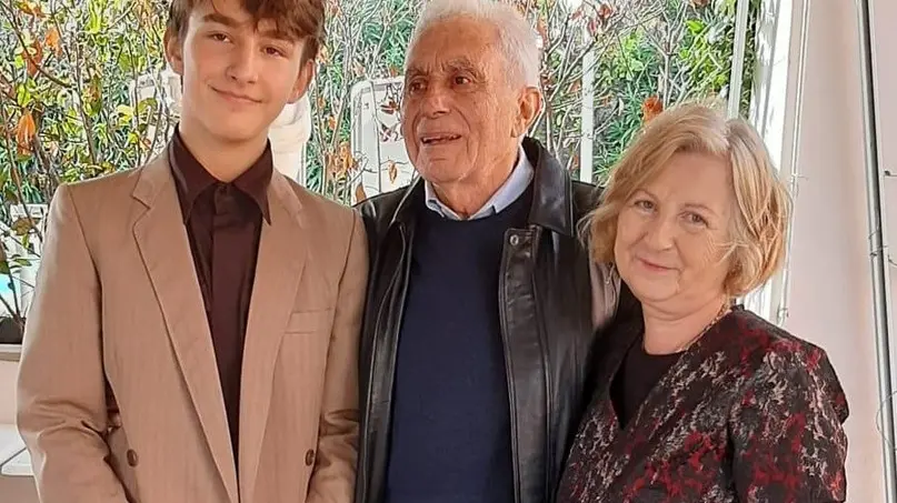 Nonna e nipote alla premiazione con un membro della giuria - © www.giornaledibrescia.it