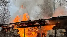 L'incendio della legna accatastata - © www.giornaledibrescia.it