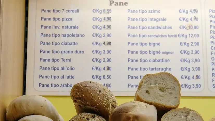 Il pane, come il latte, non dovrebbe avere nel 2023 il costo aggiuntivo dell’Iva - Foto Ansa © www.giornaledibrescia.it