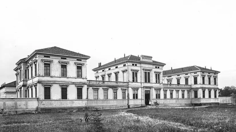 L’edificio del «Nuovo Spedale Mellini» di Chiari - Foto Fondazione Negri