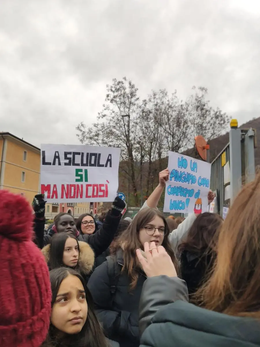 La protesta per il freddo degli studenti del Primo Levi di Sarezzo