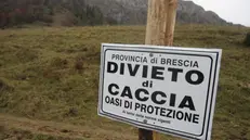 Il cartello di divieto di caccia al valico del Colle di San Zeno