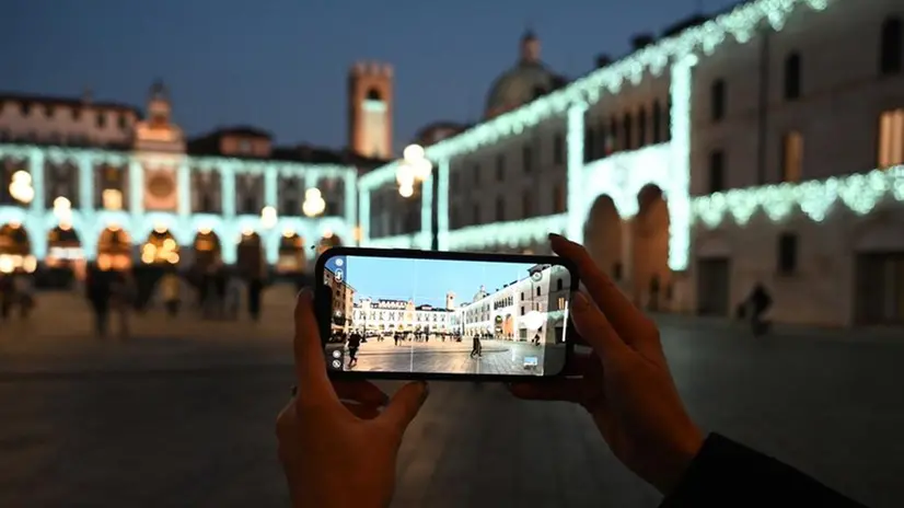 Brescia e le luminarie di Natale, la suggestione di piazza Loggia