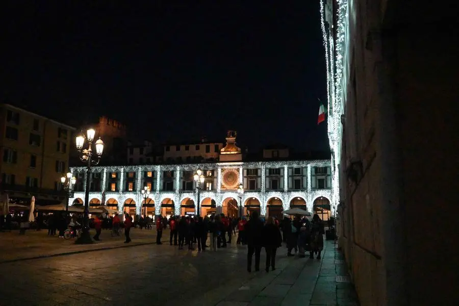Brescia e le luminarie di Natale, la suggestione di piazza Loggia
