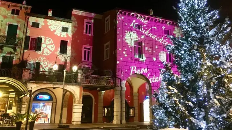 Desenzano addobbata per il Natale di qualche anno fa (foto d'archivio) -  © www.giornaledibrescia.it