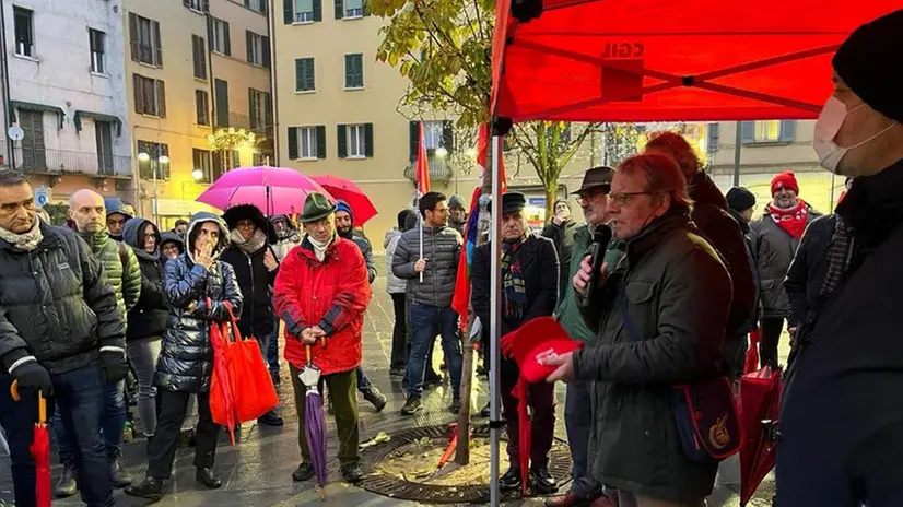 Lavoratori e sindacati in largo Formentone per dire no alla Manovra