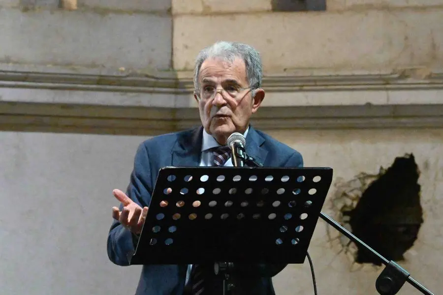 Romano Prodi a Palazzo Loggia apre il Festival della pace